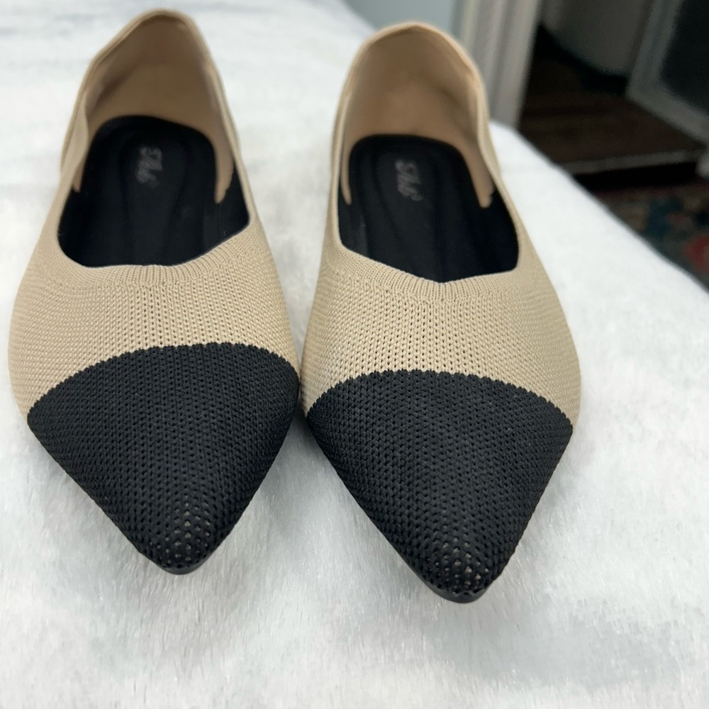 Rothy's style Beige and Black Pointed Flats 9 NWOT.